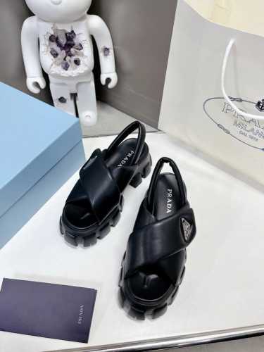 橙子出厂价P P140 Prada 普拉达春夏新款 交叉魔术贴厚底凉鞋 休闲面包凉鞋 底厚：6Cm 码数：35-40