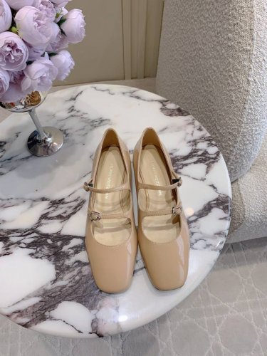 出厂价 Stuart Weitzma*新款钻扣玛丽珍鞋 优雅精致 脚感舒适 甜美淑女风 上脚精致又减龄 鞋面牛漆皮 ZP开模钻扣 内里垫脚顶级混种羊皮 意大利真