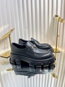 女 男 情侣款 顶级品质 Prada 厚底乐福鞋升级版 在经典款的基础上调整 ：鞋头做了调整顶级品质，鹅冠造型，更加圆润有型！ 经典的车轮厚底+经典的乐福鞋面，