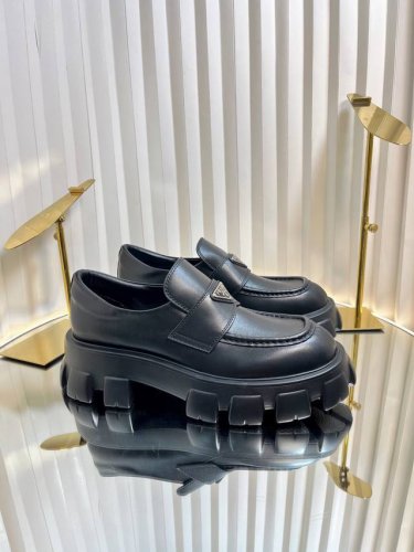 女 男 情侣款 顶级品质 Prada 厚底乐福鞋升级版 在经典款的基础上调整 ：鞋头做了调整顶级品质，鹅冠造型，更加圆润有型！ 经典的车轮厚底+经典的乐福鞋面，