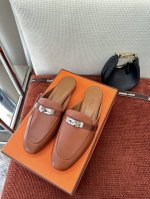 莞产 * 经典Kelly扣Oz穆勒鞋｜原版购入代购级别 -拼接金棕色 材质与工艺： 原版小牛皮 山羊皮面料 羊皮内衬 鞋面饰有镀钯Kelly扣 意大利真皮大底