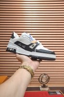 出厂价P 原版开发 品质出货 欢迎对比 Lv板鞋系列 Lv Trainer Maxi运动鞋将成衣系列的宽松廓形引入Virgilabloh笔下的Lvtrainer