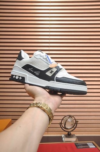 出厂价P 原版开发 品质出货 欢迎对比 Lv板鞋系列 Lv Trainer Maxi运动鞋将成衣系列的宽松廓形引入Virgilabloh笔下的Lvtrainer