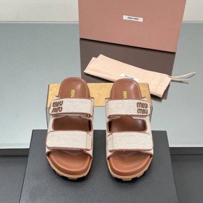 出厂价p Miumiu 2025夏季最新爆款休闲帆布平底魔术贴拖鞋 这款平底拖鞋采用休闲帆布材质和别致鞋底设计搭配饰有Miumiu字母徽标鞋面，以丰富对比和精致