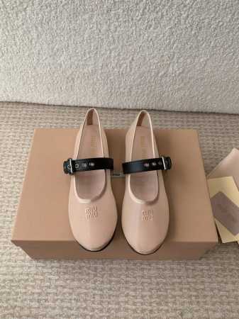 miumiu 缪缪25夏季新品玛丽珍芭蕾舞跳舞鞋平底简易单鞋奶奶鞋！ 满满的少女心，款式设计可爱优雅不乏美艳色彩，简简单单又藏着小心机，优雅大方低调显气质，可咸 - 点击图像关闭