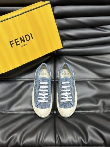 fendi芬迪情侣款低帮帆布鞋，芬迪 春夏新品系带帆布鞋，鞋面Ff提花面料，饰有同色系绸缎边饰，鞋底Ff雕刻装饰，软弹脚感，上脚舒适度满分！ 元 Size：35