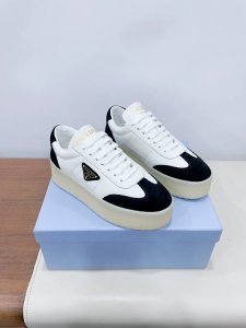 PRAD* P家25ss春季休闲鞋系列 厚底牛皮休闲鞋 原版1:1定制，今年最潮的三角标一脚蹬英伦风复古情侣小白鞋，众多网红上脚，这款鞋，牛皮拼色，注塑三角字母