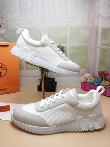 出厂价女款 男款 Hermes 爱马仕运动鞋 上脚特轻，逛街暴走都不会累 好看又好穿，踩棉花的脚感！ 穿上立刻就爱上，带点增高显的腿型很修长 超轻图形鞋底，打造