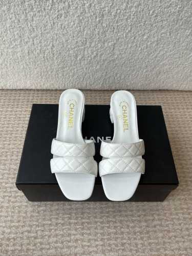 Chanel 小香 25Ss 春夏新品度假 小粗跟 懒人拖 小香的一款全新设计 鞋面羊皮材质搭配双C 简约百搭上脚超级美的 怎么看都超美 鞋面：采用进口羊皮 内