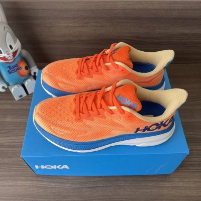 顶级Hoka One One Clifton 9 蓝橙 克里夫顿系列 鞋面:采用轻盈透气的针织网面和纱线，增强鞋面的强度和支撑性能 搭配柔软的鞋舌 让双脚在舒适