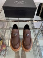 PRADA 普拉达 24ss秋冬走秀款 乐福鞋 太古汇原版购入爆拆复刻 鞋子上脚很轻便，走路舒适度都很赞 运用三角标设计风格值得拥有 鞋型韵味超赞，非常有特色的
