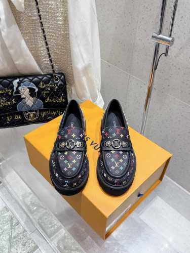 460 Lv 新款链条浮雕厚底乐福鞋 鞋面：进口开边珠牛皮 内里：进口牛皮 大底：原版开模发泡橡胶大底 跟高：5.5Cm Size：女35-39 女40 41定