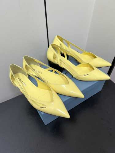Prada 25ss 早春新款绝美尖头跟鞋 时尚界久违的极简之美经典时尚配色 毫不费力的优雅风来袭 时髦 精致 绝美 包头尖头 开边珠外穿时尚气质简约新款日常拖