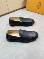 Tod's 托德斯 -高端品质 原单正装皮鞋 -鞋面：纳帕小牛皮、品牌横担装饰、鞋丹外合车缝线涂边工艺 -内里：水染牛皮 -大底：超轻Tpu发泡 橡胶；双色成型