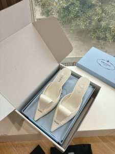 G887所见即所得代购级prada普拉达2025最新春夏新款玛丽珍穆勒拖鞋复古时髦前卫厚底鞋底搭配橡胶鞋面，让整双鞋轻便舒适 鲜艳色彩 满足不同风格时髦人士的多