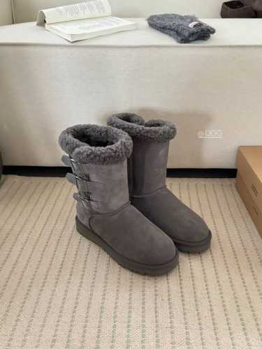 g . 卷毛三排扣雪地靴. 美拉德色女孩的梦中情靴～ 全手工制作头层牛反绒 内里泰迪羊卷毛 搭配超有秋冬氛围感 卷毛今年赢麻了 Size：35 40