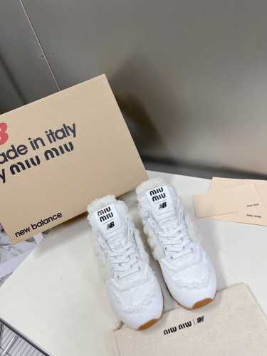 Miu MiuNew Balance 574联名系列、各大品牌都热衷于跨界联名、缪缪这次联名诚意满满非常有亮点鞋面粗纹布料拼接、做旧毛边设计、复古又叛逆、令人眼