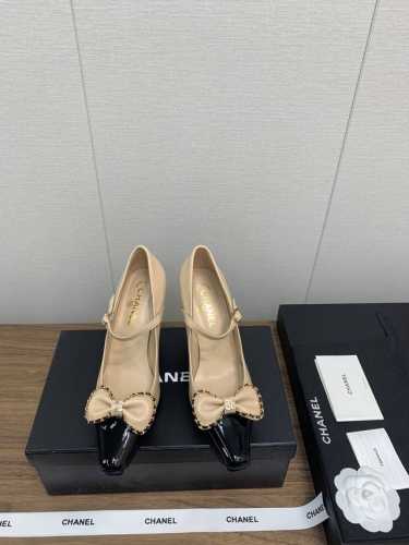 chanel 小香24 k 走秀款 高跟 秋款 单鞋 初秋系列 烤漆珍珠 跟 单鞋 超级无敌美且增高的一双初秋高跟鞋，皮质更年轻时髦些。上脚对女生太友好，妥妥的