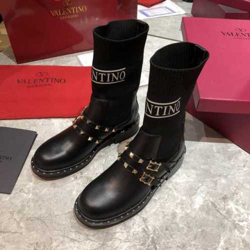 这个寒冷的冬天必备神器:短筒: →_→长筒: Valentino 华伦天奴马丁靴新款，独特柳钉时尚高档风格，面料：头层牛皮；超密度飞织靴筒；羊皮内里； 靴筒反光