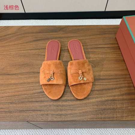 Loro piana 代购级平底拖鞋。这款绒面拖鞋搭配饰有Loro Piana My Charms 吊坠的饰带，并饰以同色缝线。精致柔美，适合搭配都市和度假装束 - 点击图像关闭