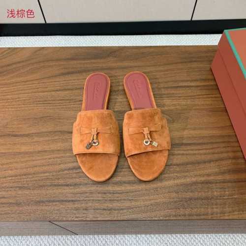 Loro piana 代购级平底拖鞋。这款绒面拖鞋搭配饰有Loro Piana My Charms 吊坠的饰带，并饰以同色缝线。精致柔美，适合搭配都市和度假装束