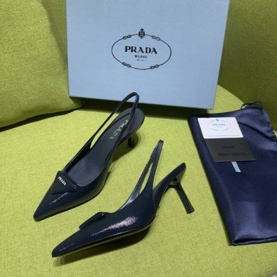 新色prada 普拉达Ss春夏新品 Saffiano漆皮吊带高跟鞋 闪亮登场 小红书各大博主推荐，1-1开发 这款精致的皮革凉鞋兼具时尚优雅格调和极简风格。修长