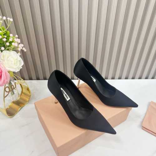 工厂 2024 新款新品 MIU MIU 全新超美装饰搭配,时尚淑女气质十足 双色拼接 又不乏美艳色彩,外侧附带弹力象巾 上脚非常方便意大利引进的原版楦头是最新