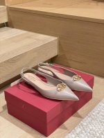工厂p价p 顶级版本 代购品质 原版开发 Valention 华伦天奴穆勒拖鞋 V家小铆钉尖头平底凉拖鞋 Vt专柜最新Vlogo系列 重工打造经典高跟鞋 顶级版