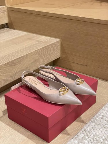 工厂p价p 顶级版本 代购品质 原版开发 Valention 华伦天奴穆勒拖鞋 V家小铆钉尖头平底凉拖鞋 Vt专柜最新Vlogo系列 重工打造经典高跟鞋 顶级版