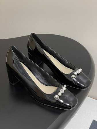 25Ss早春新款迪奥Dior paris 露跟高跟鞋Cd珍珠扣粗跟后空凉鞋 这款 Dior paris 露跟高跟鞋是二零二五春夏成衣系列新品 重新演绎罗杰 维威 - 点击图像关闭