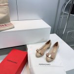 高品质出厂360！顶级品质Salvatore Ferragamo菲拉格慕 25春夏经典蝴蝶结五金扣粗跟圆头单鞋！意大利女鞋王国久久传承一种华贵典雅的风格，这正是