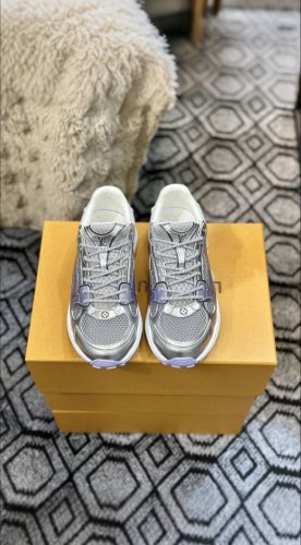 专柜超火的一款 ■Lv路易威登 L家驴牌Runner Tatic系列 厚底 休闲 运动鞋 跑鞋 原版购入开发 做货 本款 Lv Runner Tatic 运动鞋