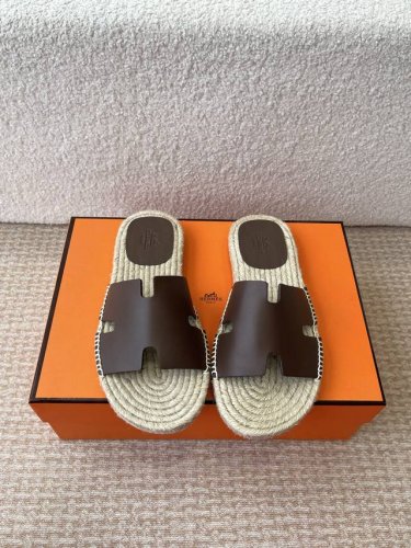 Hermes 25Ss爱马仕春夏经典款 男款H拖鞋 经典H拖 每个夏天必入的款式 愿望List必收款之一 日常穿搭 还是出去旅游什么的 真的逼格不要太高 所有材