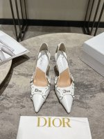 迪奥Dior 早春新款 尖头慕勒拖女拖鞋 明星同宽CD字母logo高跟凉鞋 市面顶级高端版本 材质：鞋面采用进口混种羊皮+水染羊皮内里 垫脚意大利真皮大底 跟高