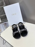 Dior迪奥春夏最新款魔术贴凉鞋 超多明星网红种草 经典的版型设计上迪奥Logo五金点缀 超好看超百搭 上脚非常柔软鞋面进口电绣 内里羊皮里 正品开模Tpu大底