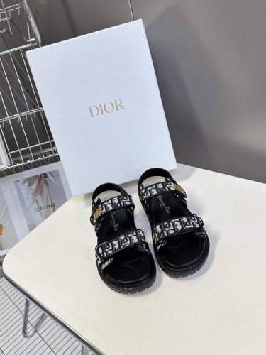 Dior迪奥春夏最新款魔术贴凉鞋 超多明星网红种草 经典的版型设计上迪奥Logo五金点缀 超好看超百搭 上脚非常柔软鞋面进口电绣 内里羊皮里 正品开模Tpu大底