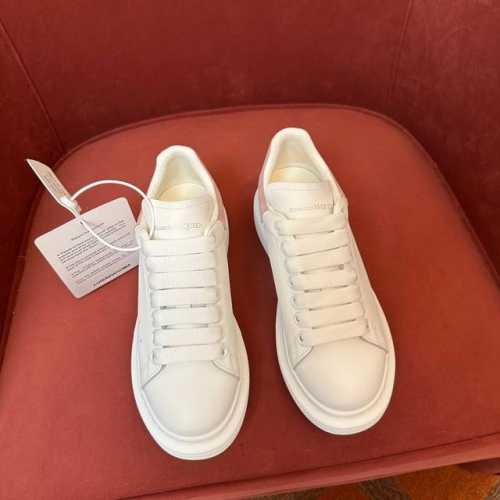 Alexander McQueen 极品代购级别，顶级版本！MQ麦昆运动鞋时尚休闲！麦昆小白鞋看遍了市场上所谓的最高版本，已经无力吐槽... 鞋面：原版定做蜡感