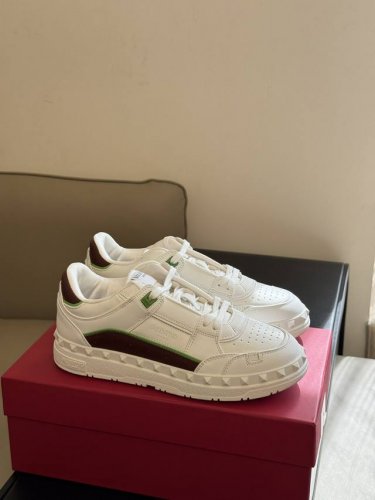 出厂: valenti No 情侣款运动鞋 经典柳丁装饰 极高辨识度 小牛皮和麂皮拼接 质感细节满满 情侣Size 35-45