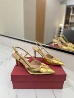 出厂价： Valentino 华伦天奴推出全新凉鞋系列，凉鞋鞋款尖头V扣凉鞋。上脚非常修脚型 重点是很好非常好驾驭 不磨脚不累脚 行走神器！ 金属VLOGO钻扣