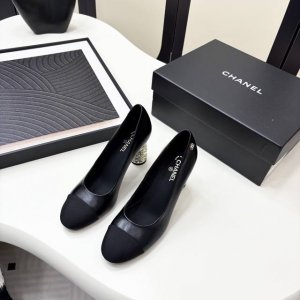 chane*｜小香25P春夏新品 系列双C高跟拖鞋 这一季美得让人窒息！ 朦胧看不清，不管是衣服还是裙子 穿在女人身上，若隐若现的小性感 很梦幻很浪漫，俏皮可爱