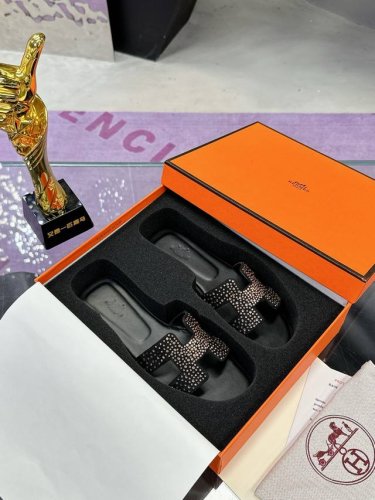 工厂P价P： 爱马仕H拖全网优势放货外单最爱的一款 大厂手工 跑量款 精致工艺 爱马仕H拖鞋 工艺贴钻 2025新色，中底全包，全新改版 HermèS 包装升级