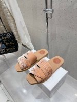 Chloe 克洛伊最新的交叉编织带罗马拖鞋 字母交叉带平底拖鞋，网红爆款，顶级休闲度假系列 大咖网红一致追求此款，更是断货一度难求 盛夏不可缺少的单品拖鞋，上脚