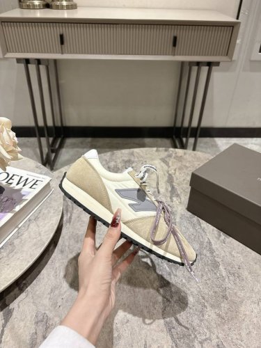 张元英同款New Balance 471鞋款以经典 鞋款为蓝本，采用纤细鞋楦，勾勒出更贴合日常穿搭的轻盈外形，同时通过细节刻画复古韵味。标志性的鞋头搭配加宽鞋带