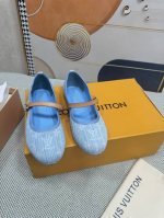 顶级版本 LV 新款单鞋 这款 Helios 凉鞋采用漂白Monogram 牛仔帆布制成，搭配天然皮革饰边，引人注目。该表款以精致的金色细节为特色，例如灵感来自