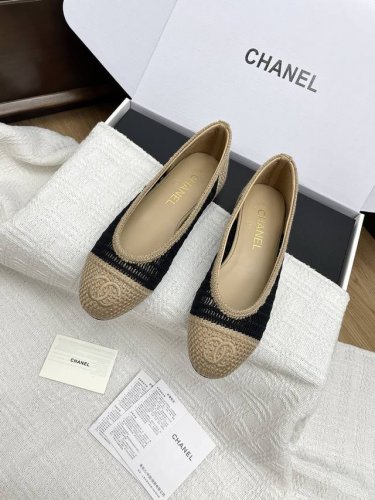 需要此版本下单备注飞机盒10 小香Chanel25p最美编织芭蕾舞鞋拉菲草双C平底草编单鞋 小香出品尽是精品！编织镂空的设计，满满夏日的味道。已经能想象夏天穿着