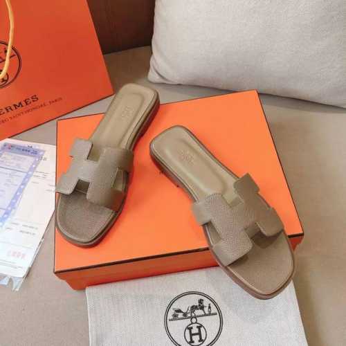 出厂价P P140 爱马仕拖鞋，经典永不过时之款。面料进口牛皮，内里垫脚羊皮里，耐磨防滑橡胶大底。码数35―42码34码40.41.42码不退不换 ，白色