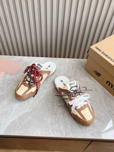 顶级版本 Miumiu缪缪小白鞋脏脏鞋饼干底2025春夏新款英伦风系带乐福鞋Miumiu秀场适当独一无二的擦色工艺工艺来自Miu Miu系列的细节特写 新季的潮
