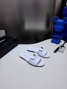 橙子出厂价p chanel 香奈儿春夏新款 经典书包扣翻盖平底拖鞋 金属扣菱格凉拖 码数 35-42