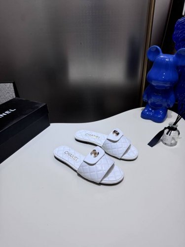 橙子出厂价p chanel 香奈儿春夏新款 经典书包扣翻盖平底拖鞋 金属扣菱格凉拖 码数 35-42