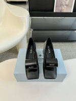 PRADA 普拉达 经典款 三角标单鞋系列 简单的设计大概就是它最让人喜欢的点 不是烂大街的那种 很有自己的品牌个性 面料采用小牛漆皮 内里垫脚混种羊皮 意大利